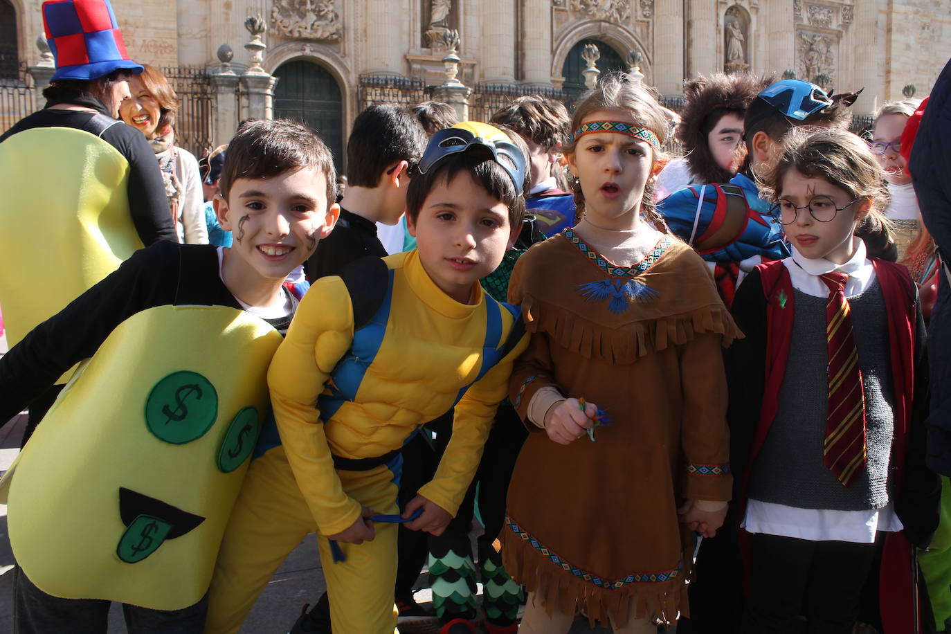 El pasacalles infantil de los colegios de la ciudad ha inundado de color y alegría la plaza de Santa María 
