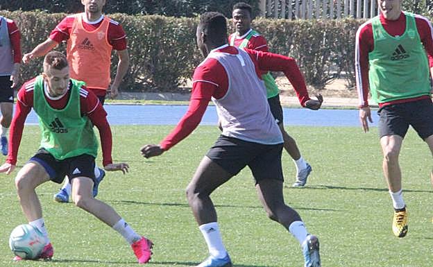 Iván Balliu, que espera con el balón ante Appiah, vuelve a la convocatoria. 