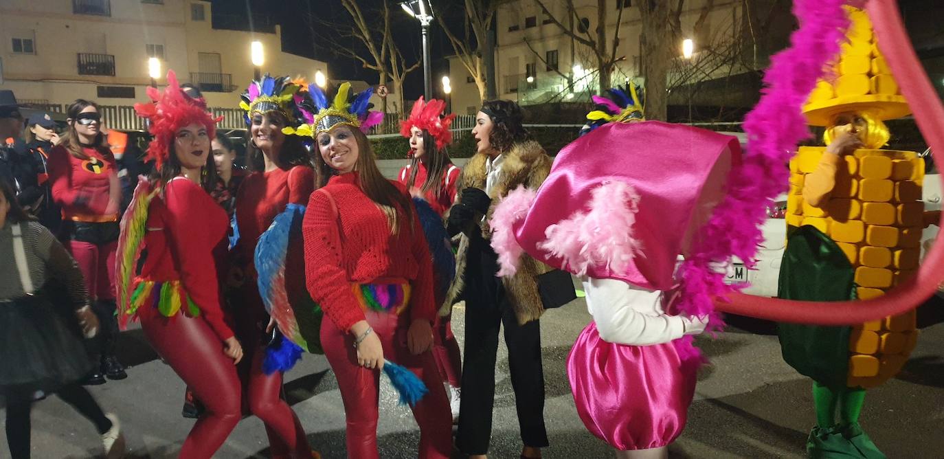El casco antiguo y la zona centro de la ciudad se ha vestido esta noche de emoticonos del Watsapp, de aceituneros, de cuadrillas de trabajo o de muchos otros disfraces 