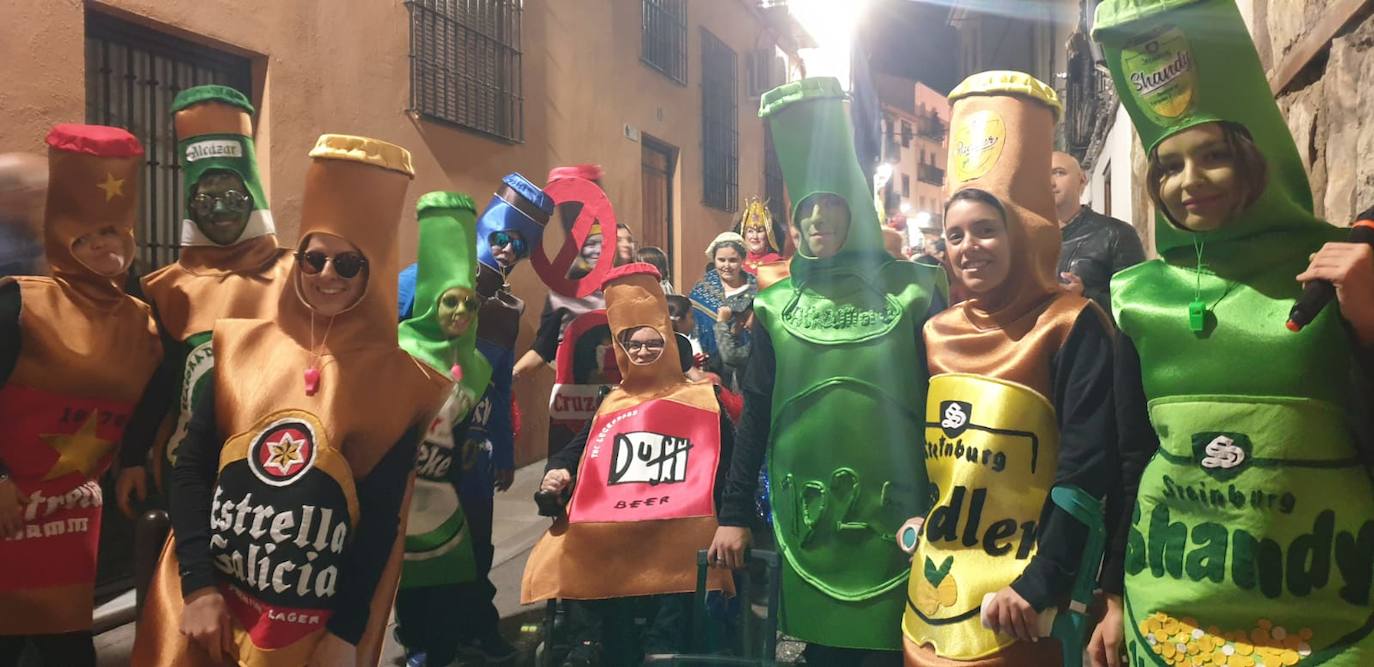 El casco antiguo y la zona centro de la ciudad se ha vestido esta noche de emoticonos del Watsapp, de aceituneros, de cuadrillas de trabajo o de muchos otros disfraces 