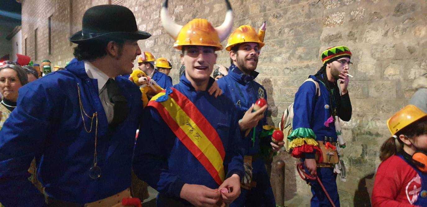 El casco antiguo y la zona centro de la ciudad se ha vestido esta noche de emoticonos del Watsapp, de aceituneros, de cuadrillas de trabajo o de muchos otros disfraces 