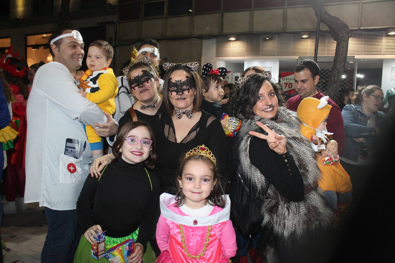 El casco antiguo y la zona centro de la ciudad se ha vestido esta noche de emoticonos del Watsapp, de aceituneros, de cuadrillas de trabajo o de muchos otros disfraces 