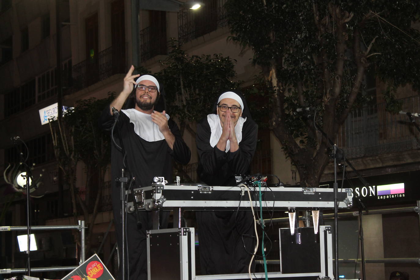 El casco antiguo y la zona centro de la ciudad se ha vestido esta noche de emoticonos del Watsapp, de aceituneros, de cuadrillas de trabajo o de muchos otros disfraces 