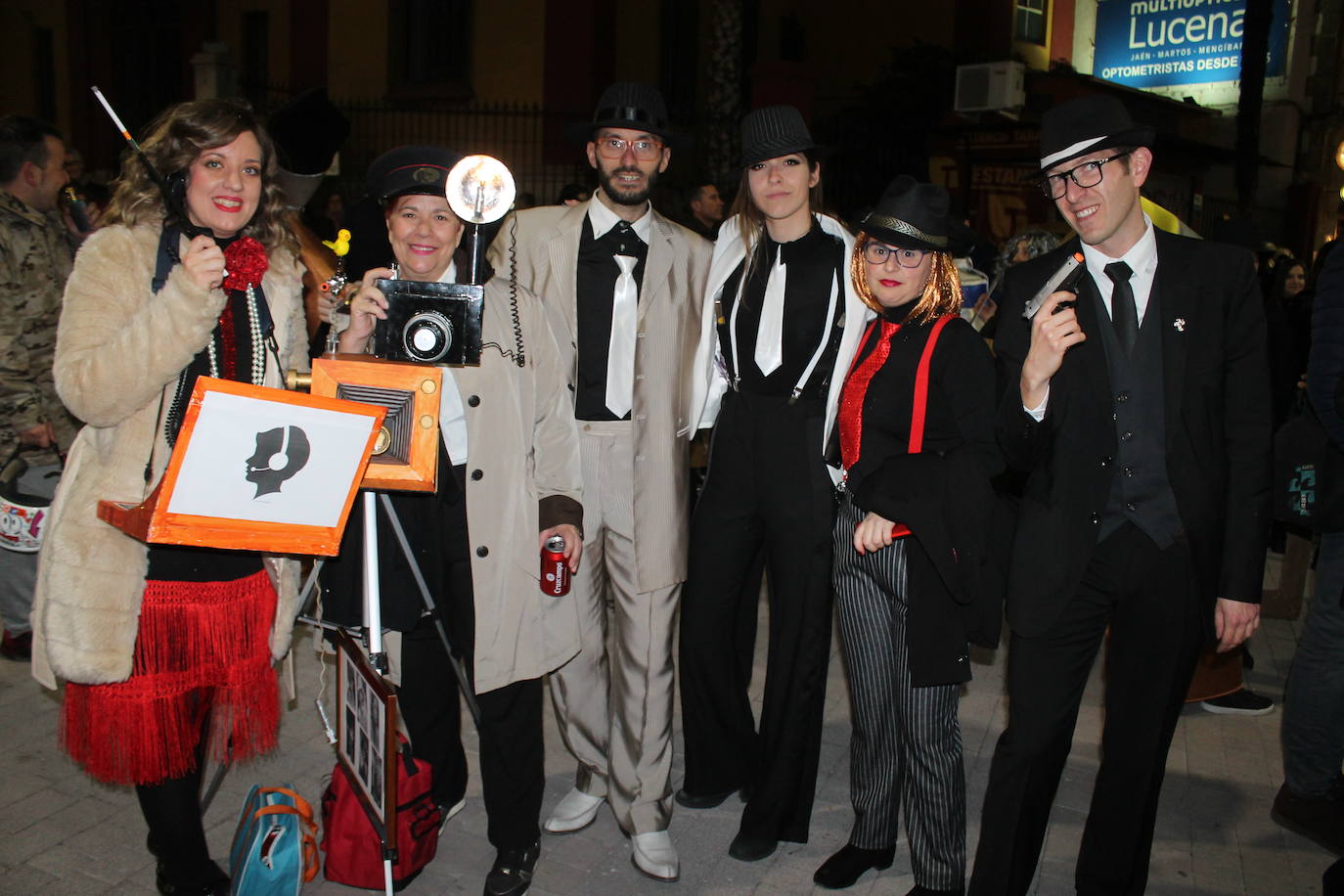 El casco antiguo y la zona centro de la ciudad se ha vestido esta noche de emoticonos del Watsapp, de aceituneros, de cuadrillas de trabajo o de muchos otros disfraces 