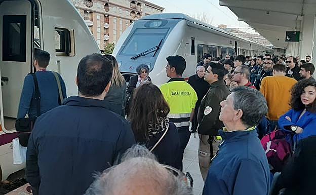 Viajeros en la estación ferroviaria de Jaén durante la última avería. 