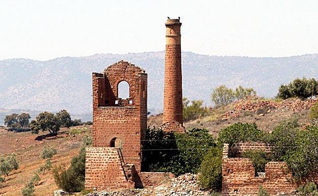 El paisaje de los restos mineros ocupa un amplia extensión que forma el eje Linares-La Carolina 