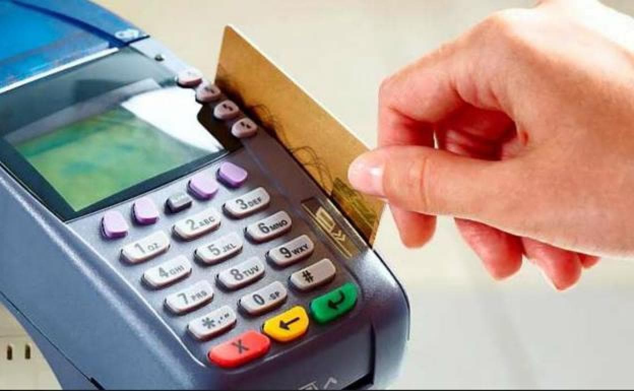 ¿Te tienen que dejar pagar con tarjeta en las tiendas?