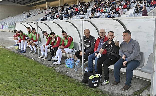 Jaime Pérez, en el banquillo de La Victoria durante el partido del pasado sábado ante el Torreperogil. 