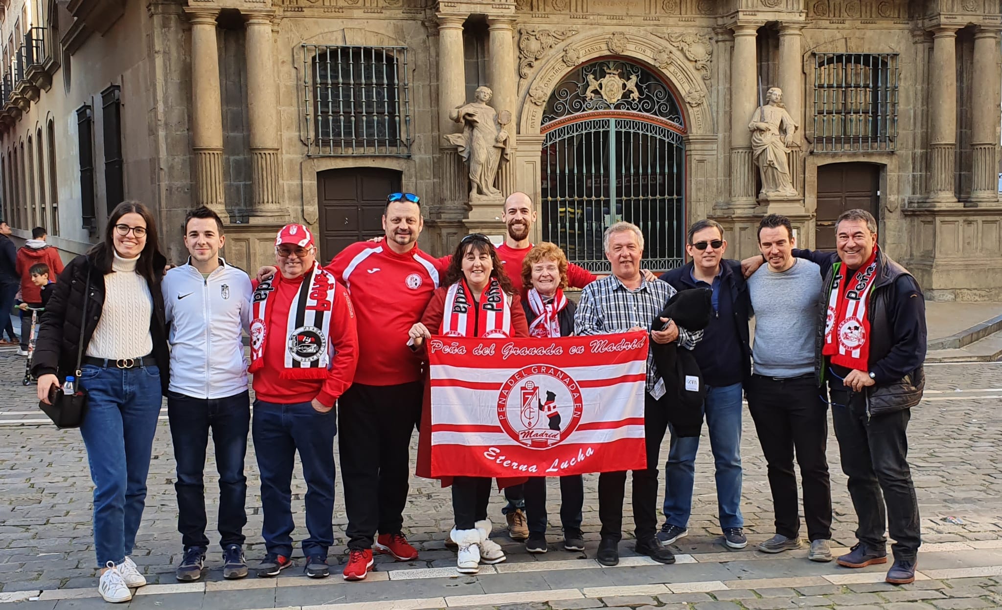 Los seguidores rojiblancos, presentes en la grada del estadio de Osasuna