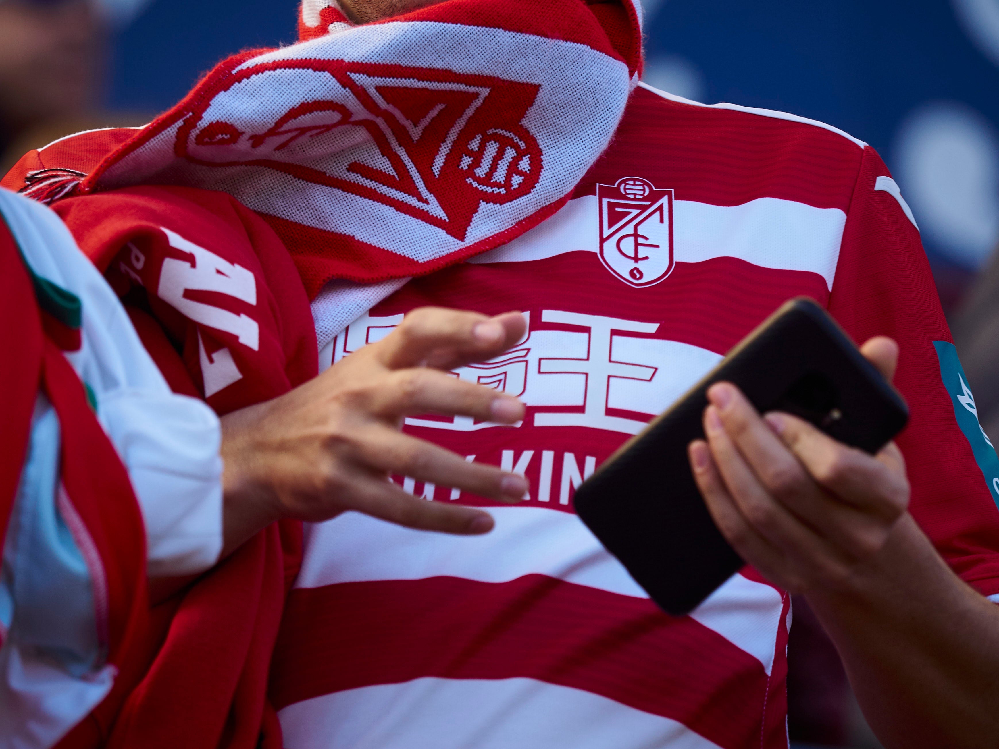 Los seguidores rojiblancos, presentes en la grada del estadio de Osasuna