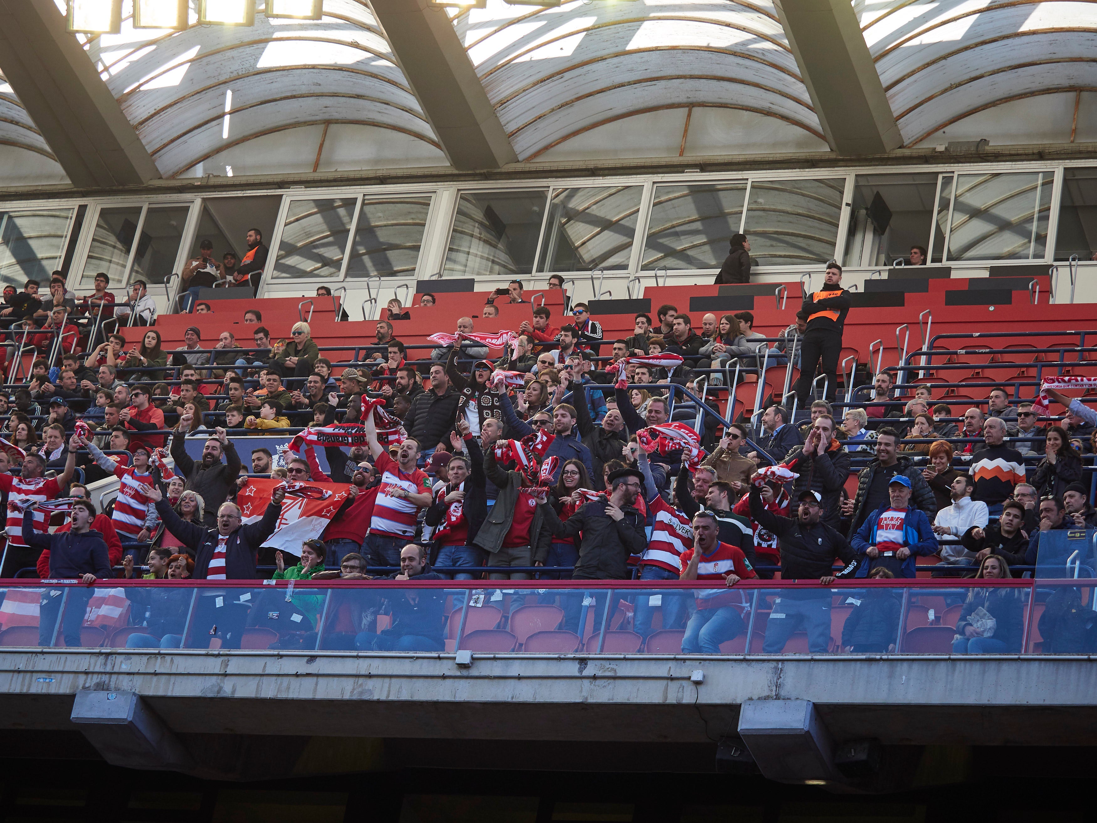 Los seguidores rojiblancos, presentes en la grada del estadio de Osasuna