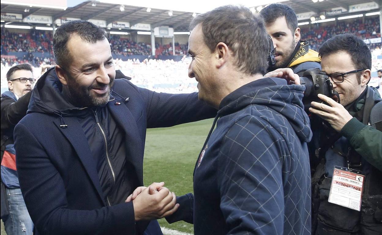 Jagoba Arrasate saluda a Diego Martínez antes del partido. 
