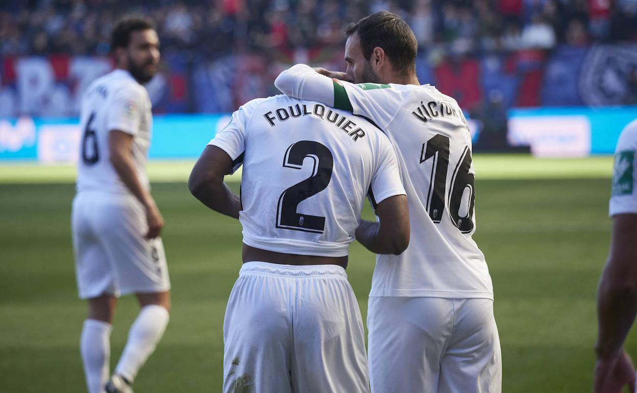 Víctor Díaz besa en la cabeza a Foulquier tras su gol. 
