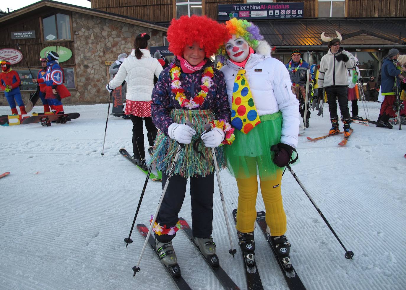 Más de 300 esquiadores y snowboarders, de todas las edades, han participado esta tarde en el descenso de disfraces de Sierra Nevada, uno de los más multitudinarios desde que la estación invernal granadina celebra con esta actividad la llegada del Carnaval.