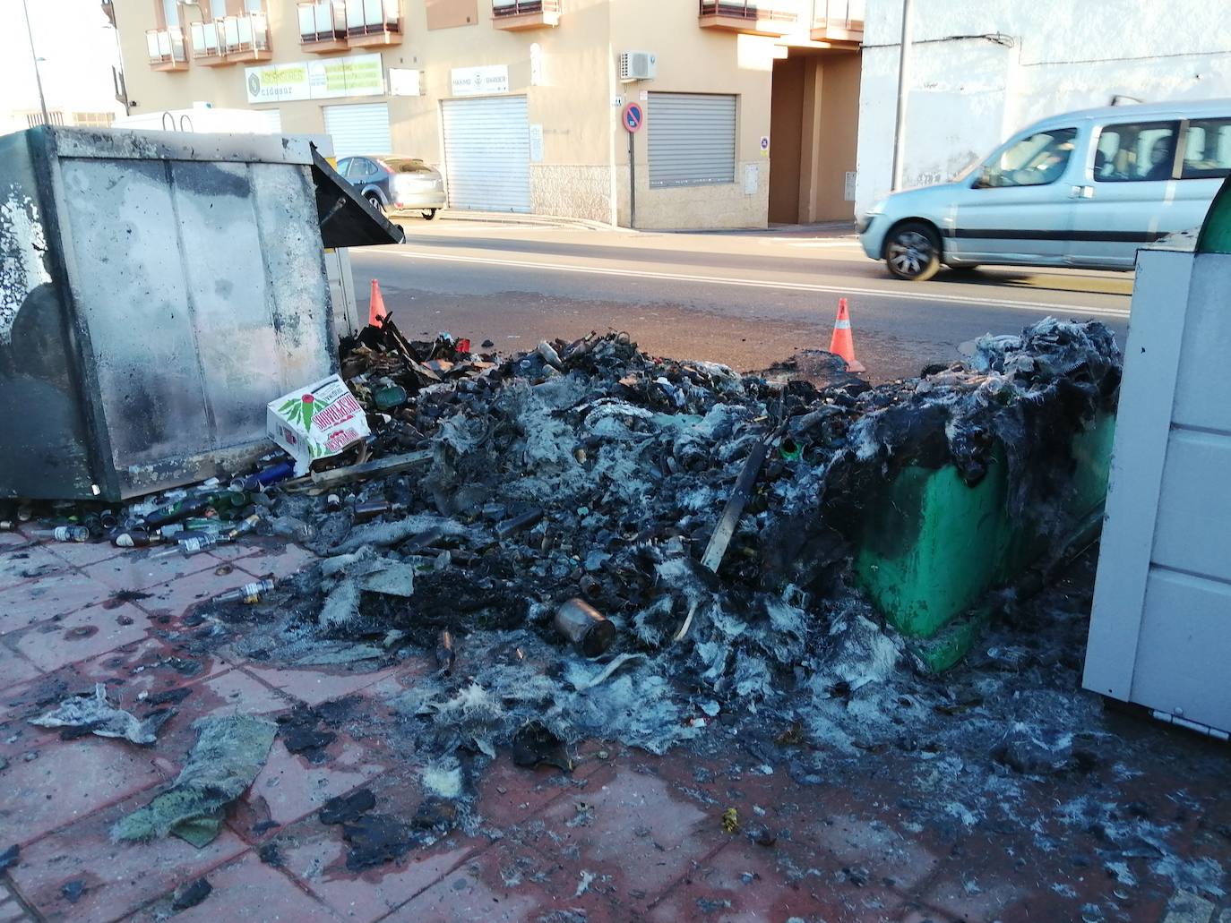 Se han colocado conos en la calzada.