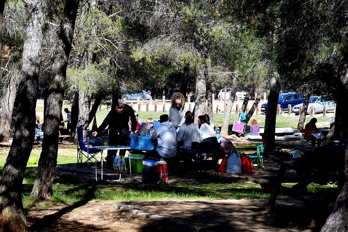 Un domingo al aire libre en el área recreativa de La Zubia 
