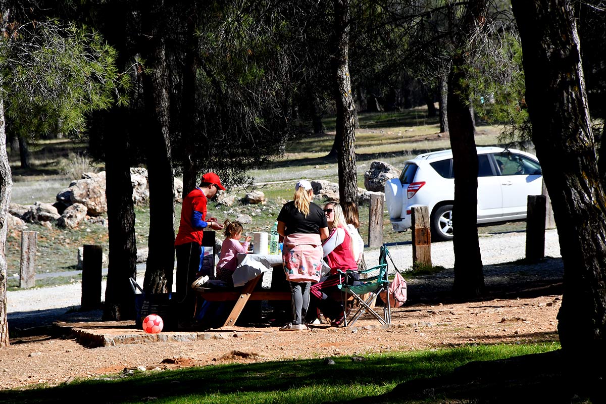 Un domingo al aire libre en el área recreativa de La Zubia 