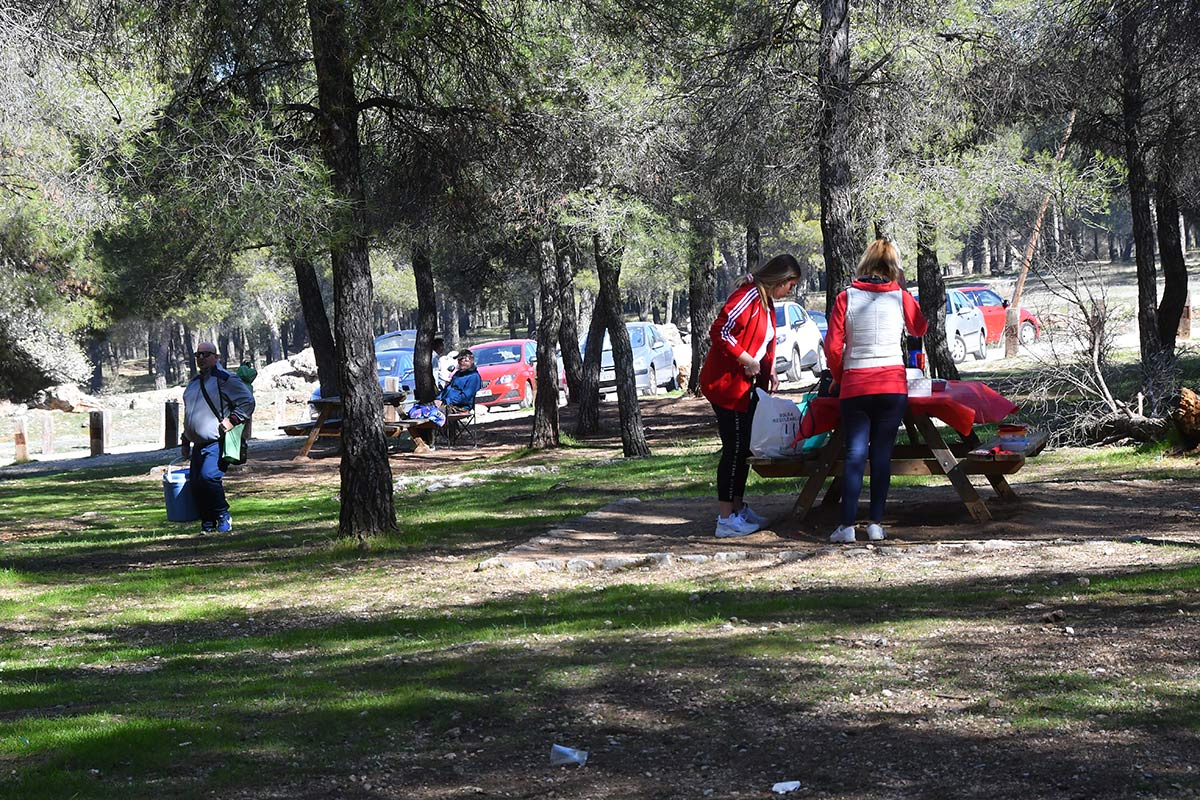 Un domingo al aire libre en el área recreativa de La Zubia 