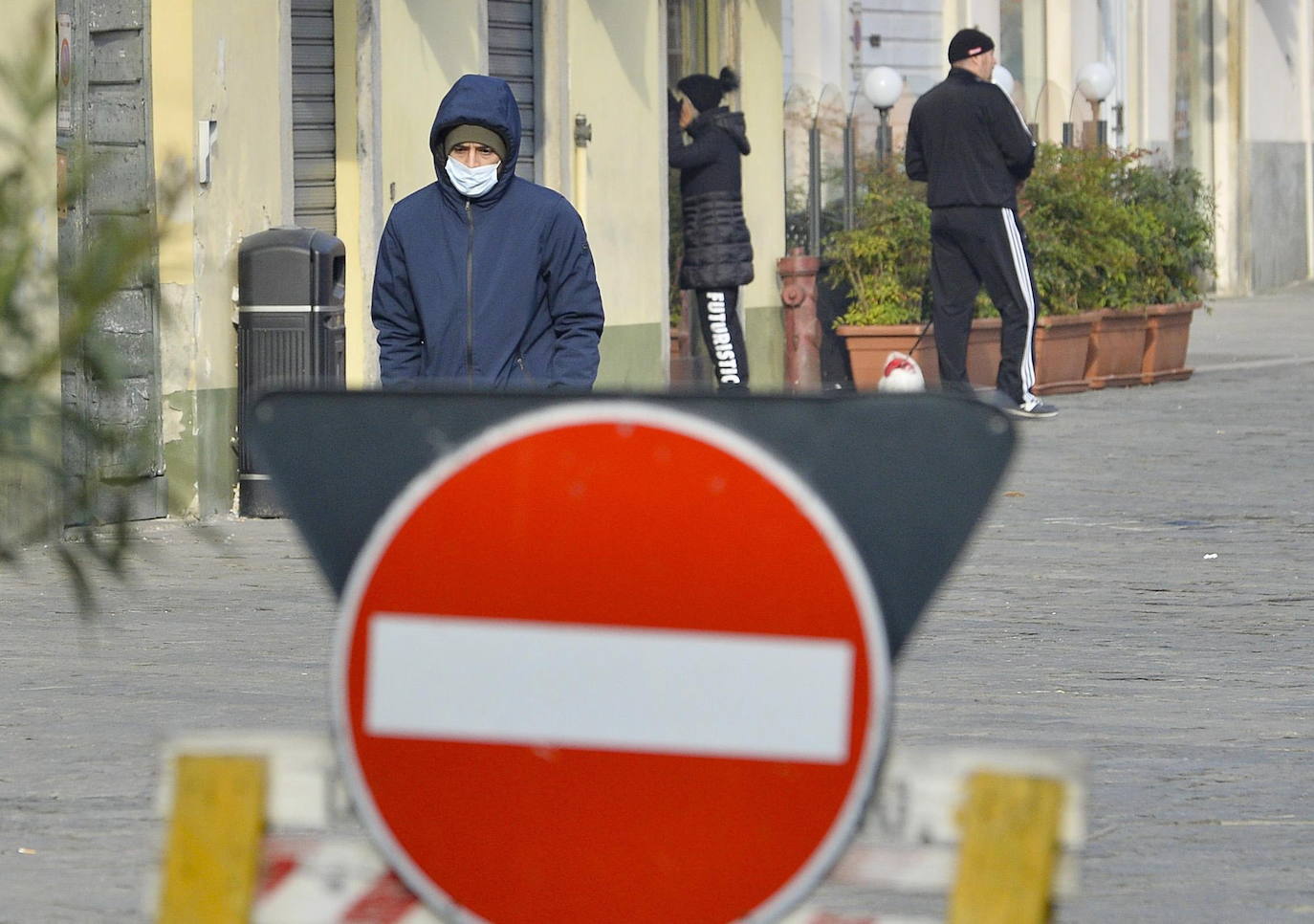 Una quinta persona ha fallecido en Lombardia, norte de Italia, por el coronavirus y los casos de contagio ascienden a 219, informó el jefe de la Protección Civil, Angelo Borrelli en una comparecencia ante los medios. La víctima, un hombre de 88 años de la localidad de Caselle Lanne, se suma al de 84 fallecido también esta mañana en el hospital Juan XXII de Bérgamo, en Lombardía. Las autoridades han extremado las medidas para evitar una mayor difusión y se han suspendido todas las manifestaciones públicas, como el carnaval de Venecia, además de cerrado escuelas y universidades, mientras la histeria colectiva ha llevado a que los supermercados de zonas cercanas al brote hayan sido completamente vaciados y estén agotados los jabones desinfectantes y las mascarillas.