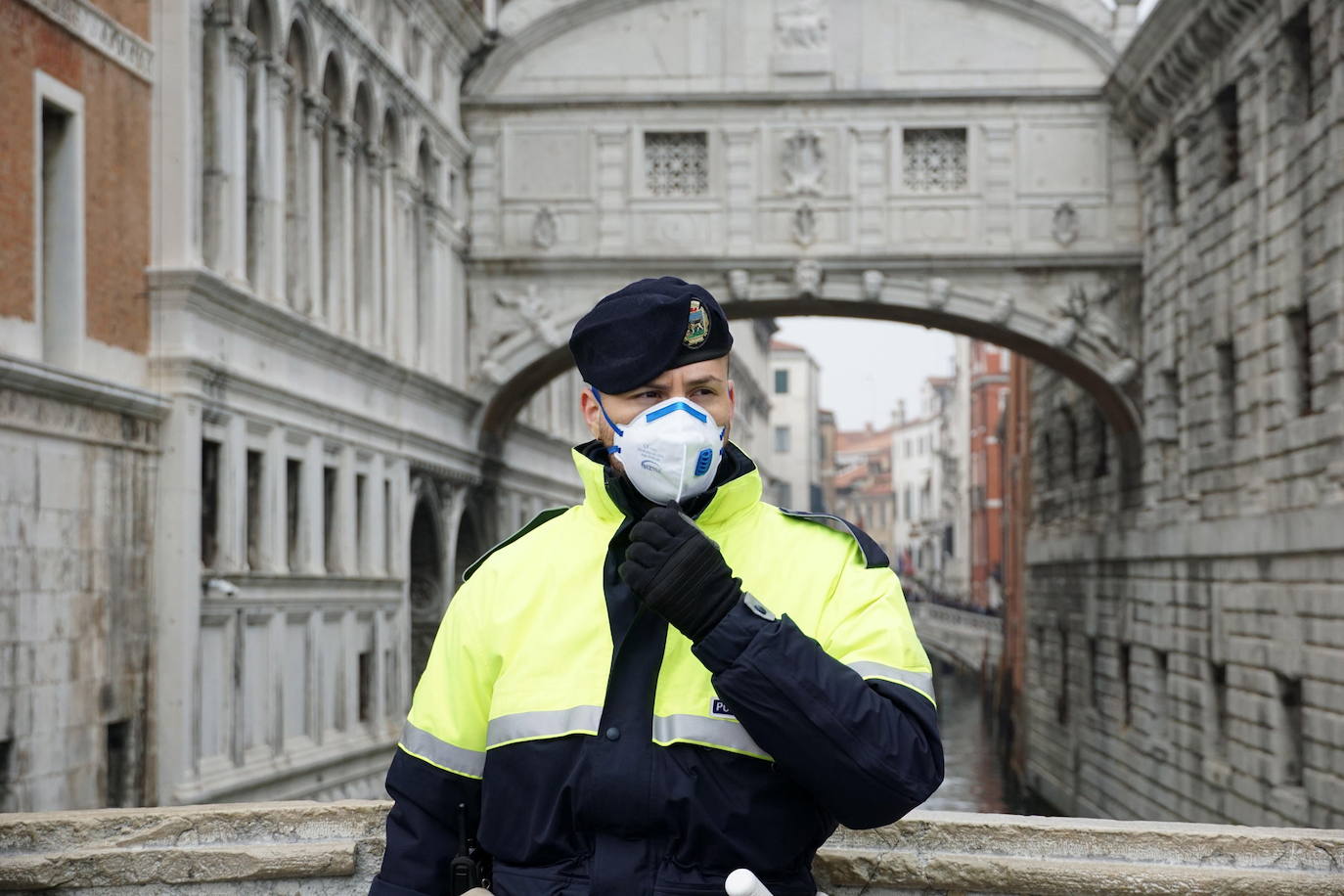 Una quinta persona ha fallecido en Lombardia, norte de Italia, por el coronavirus y los casos de contagio ascienden a 219, informó el jefe de la Protección Civil, Angelo Borrelli en una comparecencia ante los medios. La víctima, un hombre de 88 años de la localidad de Caselle Lanne, se suma al de 84 fallecido también esta mañana en el hospital Juan XXII de Bérgamo, en Lombardía. Las autoridades han extremado las medidas para evitar una mayor difusión y se han suspendido todas las manifestaciones públicas, como el carnaval de Venecia, además de cerrado escuelas y universidades, mientras la histeria colectiva ha llevado a que los supermercados de zonas cercanas al brote hayan sido completamente vaciados y estén agotados los jabones desinfectantes y las mascarillas.