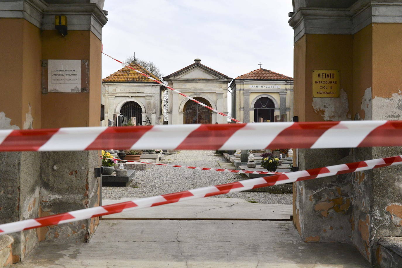 Una quinta persona ha fallecido en Lombardia, norte de Italia, por el coronavirus y los casos de contagio ascienden a 219, informó el jefe de la Protección Civil, Angelo Borrelli en una comparecencia ante los medios. La víctima, un hombre de 88 años de la localidad de Caselle Lanne, se suma al de 84 fallecido también esta mañana en el hospital Juan XXII de Bérgamo, en Lombardía. Las autoridades han extremado las medidas para evitar una mayor difusión y se han suspendido todas las manifestaciones públicas, como el carnaval de Venecia, además de cerrado escuelas y universidades, mientras la histeria colectiva ha llevado a que los supermercados de zonas cercanas al brote hayan sido completamente vaciados y estén agotados los jabones desinfectantes y las mascarillas.