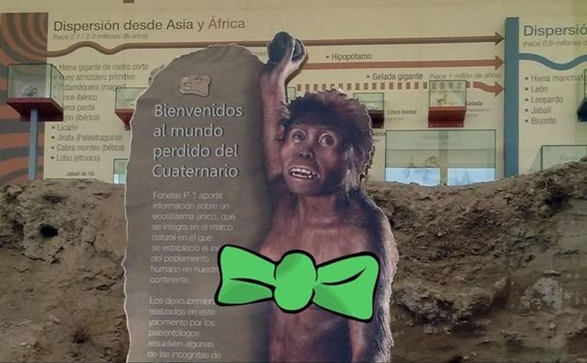 La guía truística ha decidido ponerle un lazo verde a la mujer Neanderthal para poder volver a subirla a la red social.