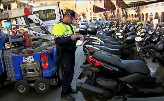 Tráfico | Llegan las primeras multas a las motos que aparquen en la acera