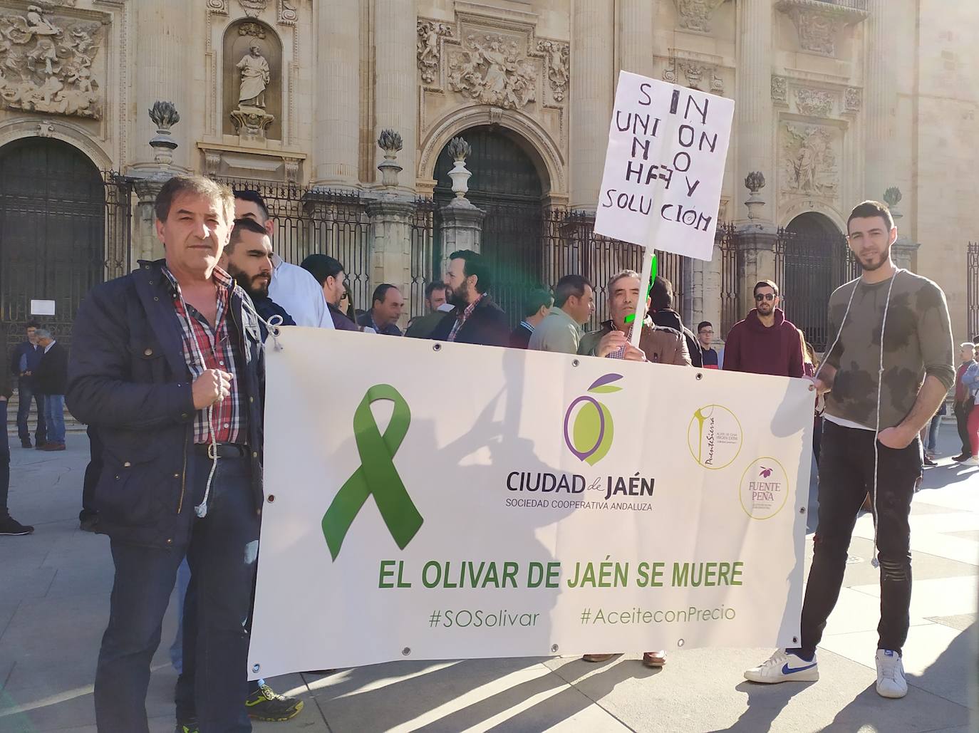 Olivareros en la protesta de este lunes en la capital jienense. 