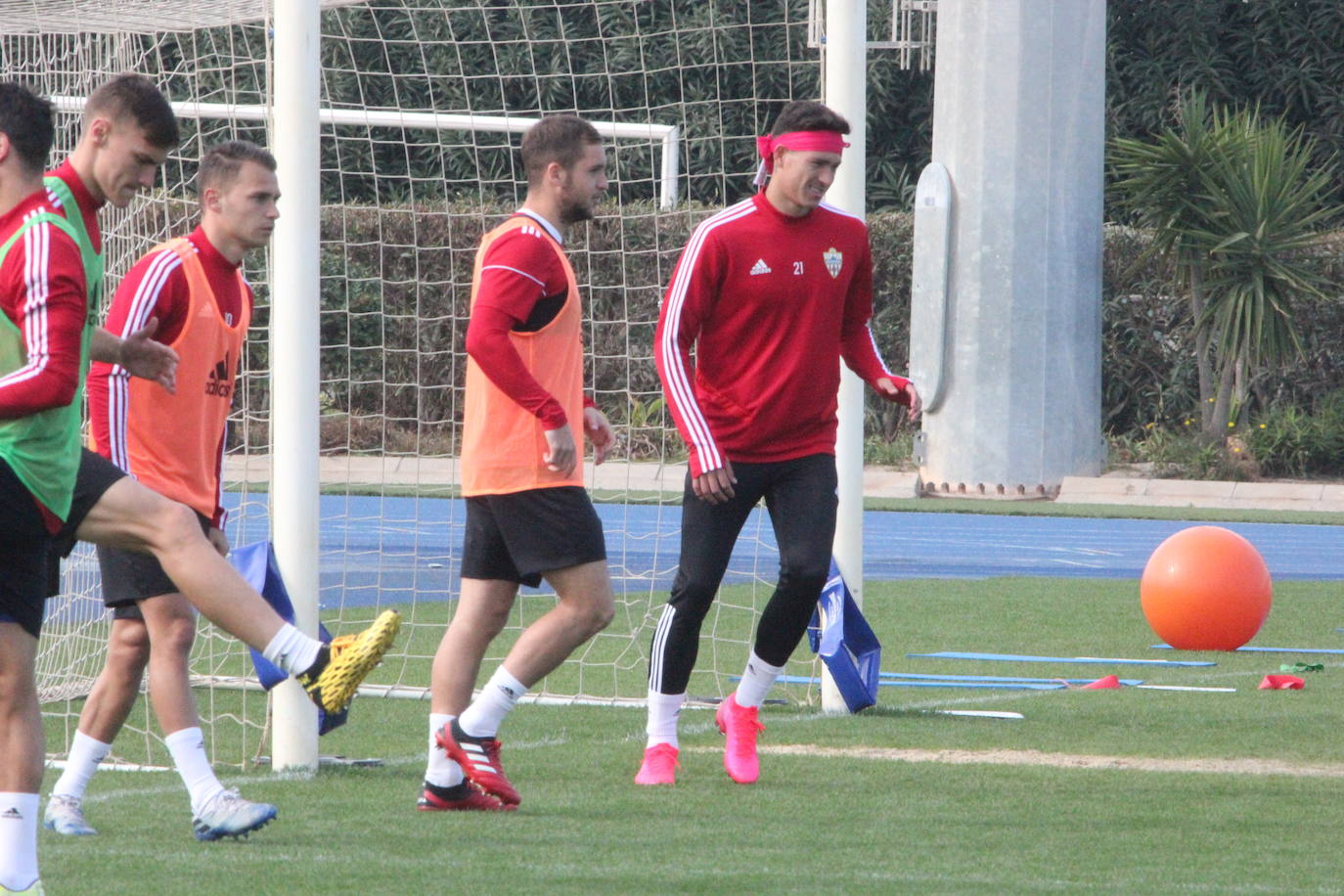 Imagen secundaria 1 - Ariiba, el técnico rojiblanco explica a Valentín Vada. Abajo a la izquierda, Darwin Núñez, durante los ejercicios físicos. Abajo a la derecha, Lucien Owona saluda a Jesús Muñoz. 