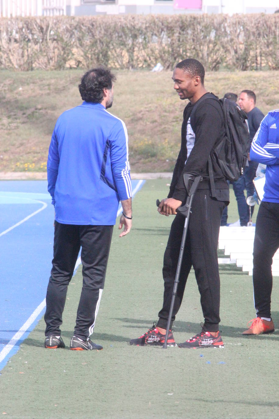 Imagen secundaria 2 - Ariiba, el técnico rojiblanco explica a Valentín Vada. Abajo a la izquierda, Darwin Núñez, durante los ejercicios físicos. Abajo a la derecha, Lucien Owona saluda a Jesús Muñoz. 