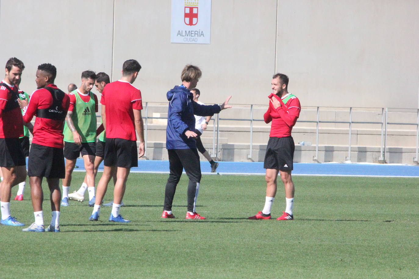 Imagen principal - Ariiba, el técnico rojiblanco explica a Valentín Vada. Abajo a la izquierda, Darwin Núñez, durante los ejercicios físicos. Abajo a la derecha, Lucien Owona saluda a Jesús Muñoz. 