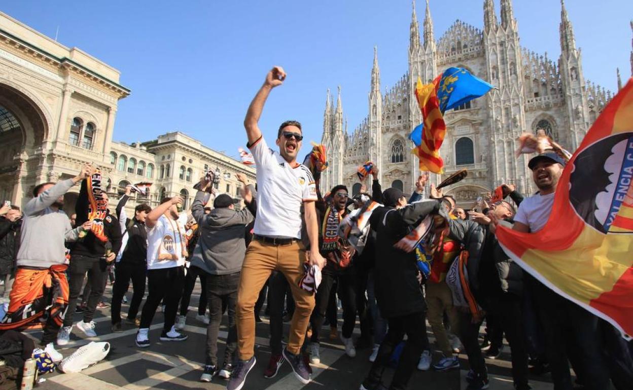Aficionados valencianistas en las calles de Milán la pasada semana. 