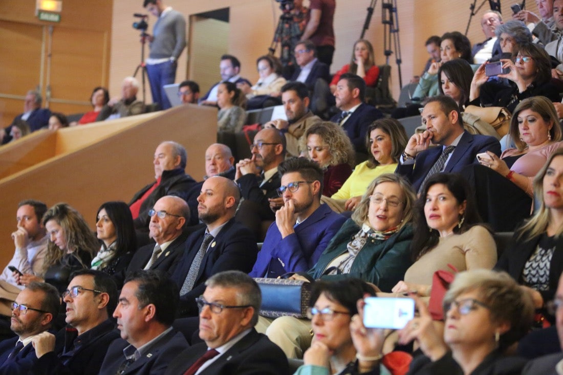 Este año, el Gobierno andaluz ha hecho entrega de la Bandera de Andalucía al Centro Artístico, Literario y Científico de Granada, al IES Padre Suárez, al Restaurante Los Manueles, a la Cooperativa San Sebastián, al Proyecto Conoce tus Fuentes, al grupo de científicos e ingenieros que han contribuido a obtener la primera imagen de un agujero negro supermasivo; a la Asociación del Párkinson; a María Guardia Gómez «Mariquilla»; a la deportista María Pérez y a la Asociación Víctimas del Terrorismo