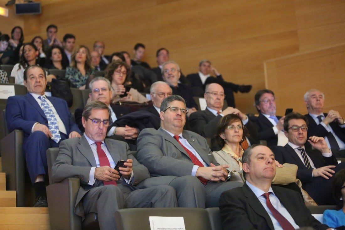 Este año, el Gobierno andaluz ha hecho entrega de la Bandera de Andalucía al Centro Artístico, Literario y Científico de Granada, al IES Padre Suárez, al Restaurante Los Manueles, a la Cooperativa San Sebastián, al Proyecto Conoce tus Fuentes, al grupo de científicos e ingenieros que han contribuido a obtener la primera imagen de un agujero negro supermasivo; a la Asociación del Párkinson; a María Guardia Gómez «Mariquilla»; a la deportista María Pérez y a la Asociación Víctimas del Terrorismo