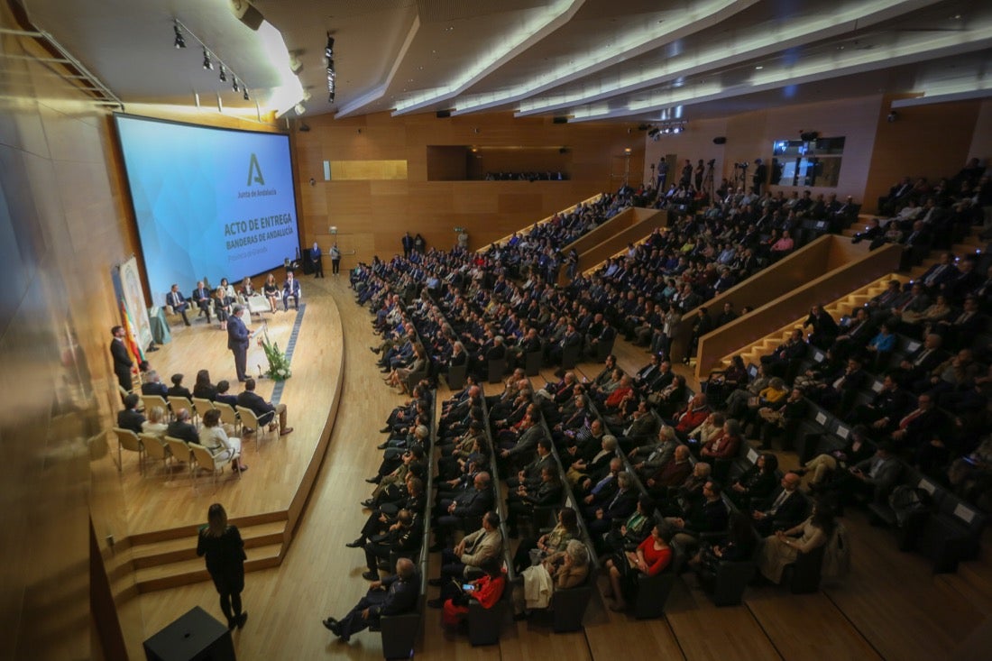 Este año, el Gobierno andaluz ha hecho entrega de la Bandera de Andalucía al Centro Artístico, Literario y Científico de Granada, al IES Padre Suárez, al Restaurante Los Manueles, a la Cooperativa San Sebastián, al Proyecto Conoce tus Fuentes, al grupo de científicos e ingenieros que han contribuido a obtener la primera imagen de un agujero negro supermasivo; a la Asociación del Párkinson; a María Guardia Gómez «Mariquilla»; a la deportista María Pérez y a la Asociación Víctimas del Terrorismo