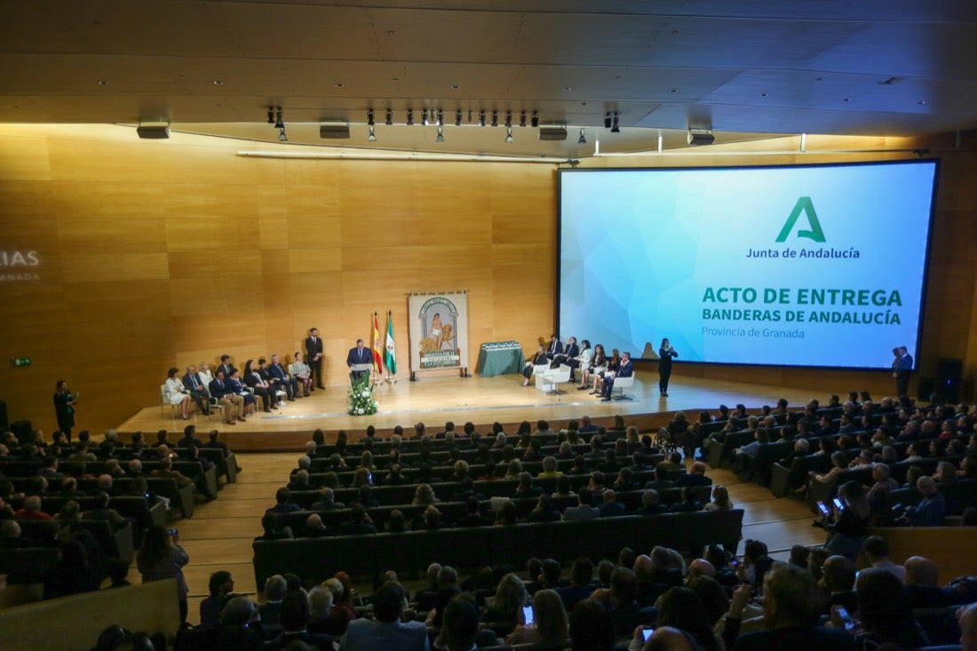 Este año, el Gobierno andaluz ha hecho entrega de la Bandera de Andalucía al Centro Artístico, Literario y Científico de Granada, al IES Padre Suárez, al Restaurante Los Manueles, a la Cooperativa San Sebastián, al Proyecto Conoce tus Fuentes, al grupo de científicos e ingenieros que han contribuido a obtener la primera imagen de un agujero negro supermasivo; a la Asociación del Párkinson; a María Guardia Gómez «Mariquilla»; a la deportista María Pérez y a la Asociación Víctimas del Terrorismo