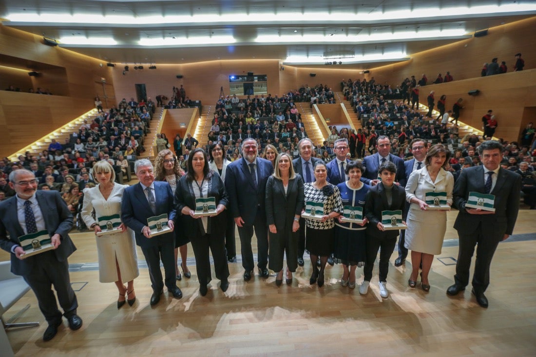 Este año, el Gobierno andaluz ha hecho entrega de la Bandera de Andalucía al Centro Artístico, Literario y Científico de Granada, al IES Padre Suárez, al Restaurante Los Manueles, a la Cooperativa San Sebastián, al Proyecto Conoce tus Fuentes, al grupo de científicos e ingenieros que han contribuido a obtener la primera imagen de un agujero negro supermasivo; a la Asociación del Párkinson; a María Guardia Gómez «Mariquilla»; a la deportista María Pérez y a la Asociación Víctimas del Terrorismo