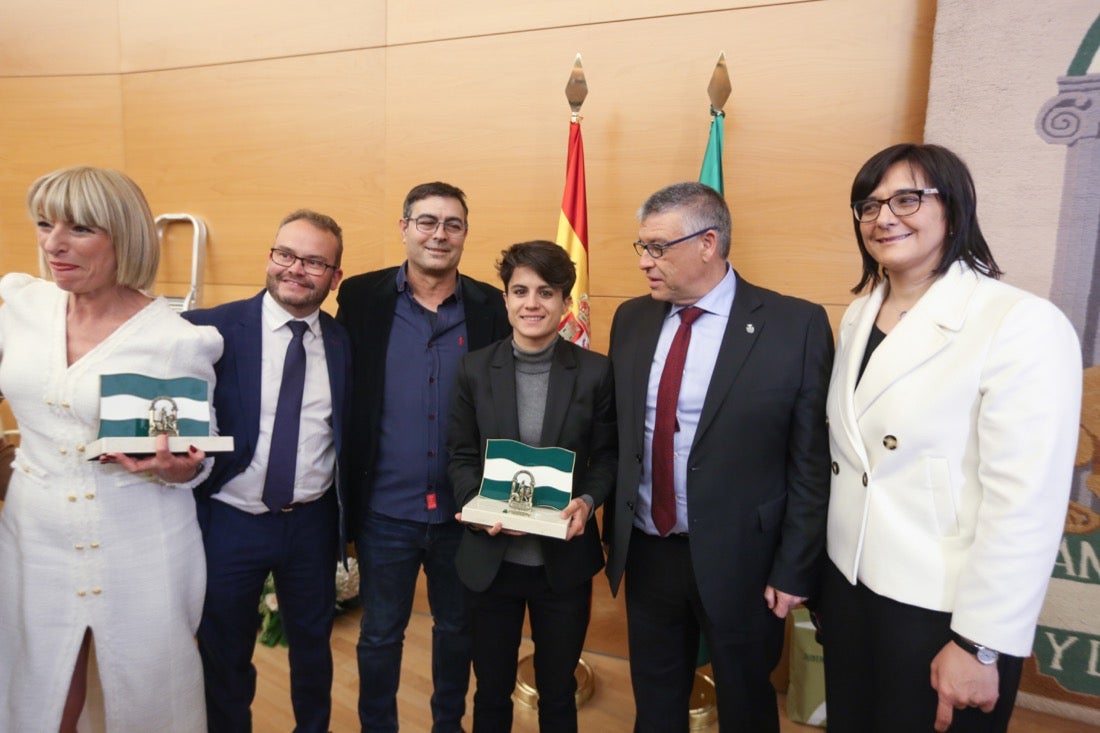 Este año, el Gobierno andaluz ha hecho entrega de la Bandera de Andalucía al Centro Artístico, Literario y Científico de Granada, al IES Padre Suárez, al Restaurante Los Manueles, a la Cooperativa San Sebastián, al Proyecto Conoce tus Fuentes, al grupo de científicos e ingenieros que han contribuido a obtener la primera imagen de un agujero negro supermasivo; a la Asociación del Párkinson; a María Guardia Gómez «Mariquilla»; a la deportista María Pérez y a la Asociación Víctimas del Terrorismo