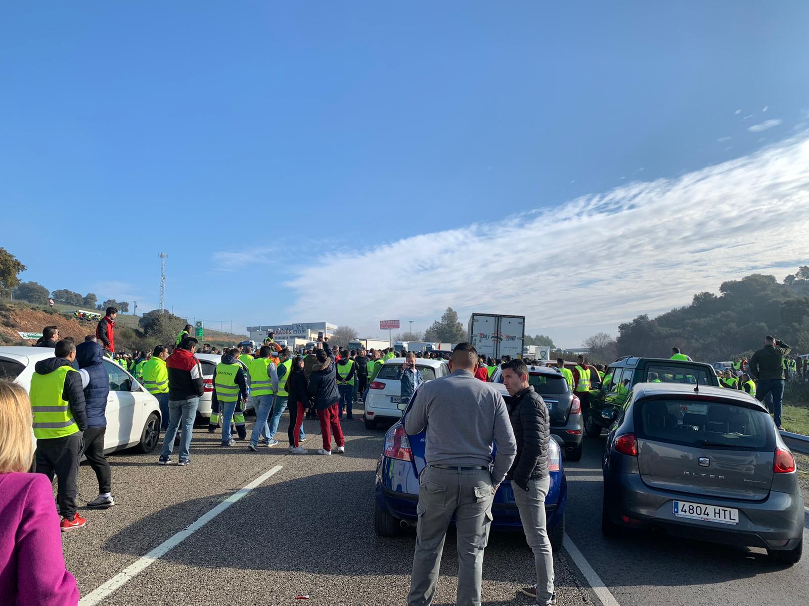 Ya hay siete kilómetros de retenciones en cada sentido desde el km 264, entre Santa Elena y La Carolina; la Guardia Civil interviene en la zona