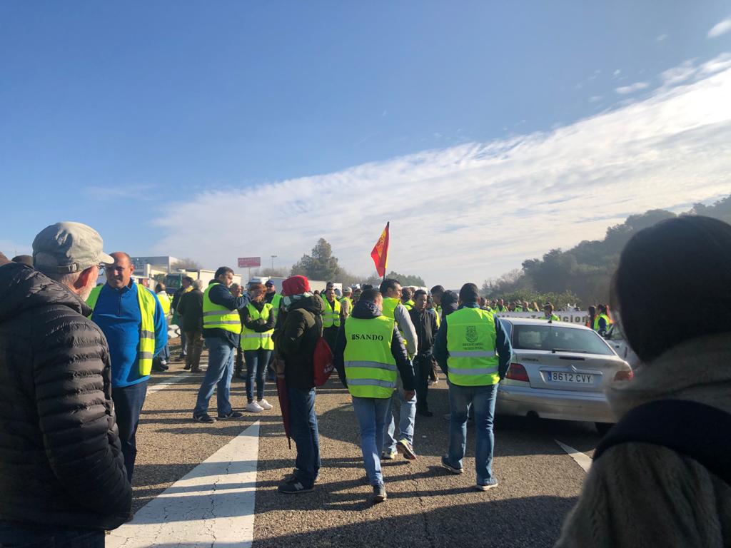 Ya hay siete kilómetros de retenciones en cada sentido desde el km 264, entre Santa Elena y La Carolina; la Guardia Civil interviene en la zona