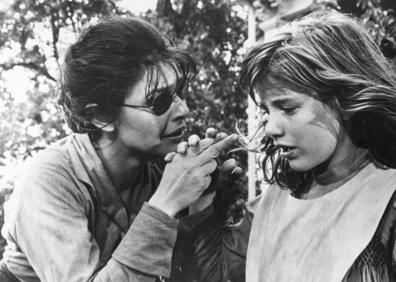 Imagen secundaria 1 - La actriz Anne Bancroft junto a Dustin Hoffman en 'El graduado', donde encarnó a la inolvidable señora Robinson. En 'El milagro de Anna Sullivan' con Patty Keller y con Mel Brooks, su marido desde 1964 hasta su muerte.