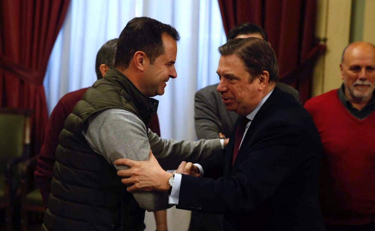 El ministro Luis Planas, en una reunión con representantes del sector del aceite, este mes.