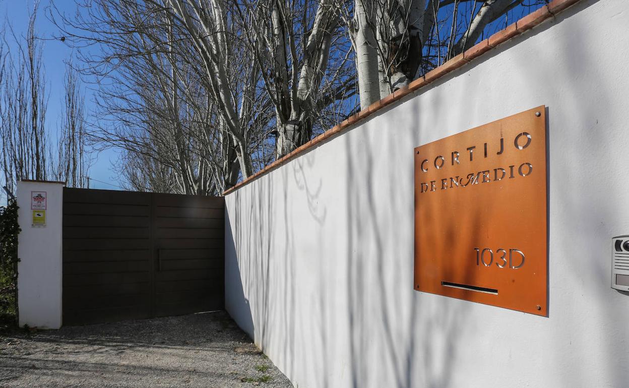 Entrada al cortijo junto a la Carretera de La Zubia.