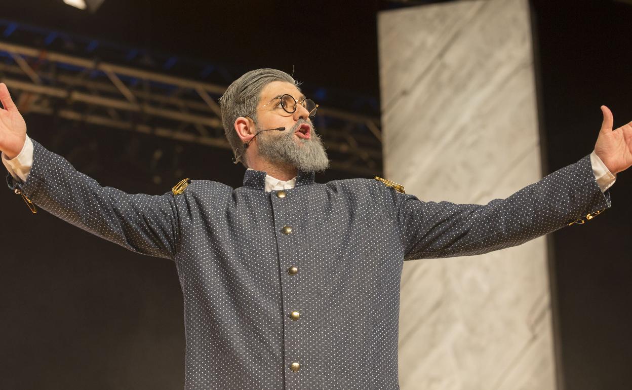 El cómico Manu Sánchez en la representación de 'El buen dictador' que tuvo lugar el año pasado en el Palacio de Congresos de Granada.