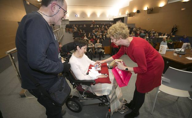 Imagen principal - Socorro Leyva le entrega el sello con el que podrá firmar libros; Lucía, sobrina de María José, le pone voz; y Sánchez-Montesinos, Reyes y Escobar, con la autora. 