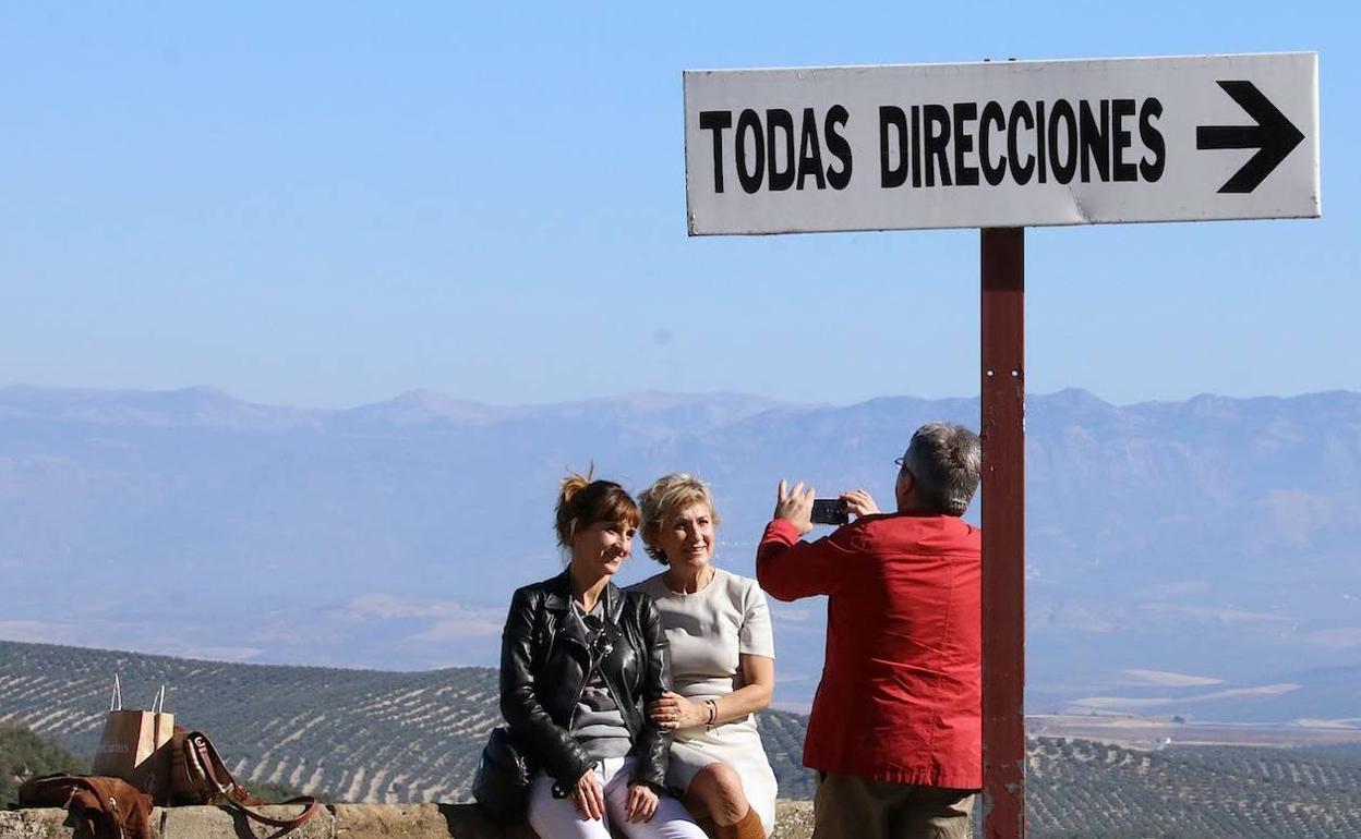 Turistas fotografiándose en Úbeda.