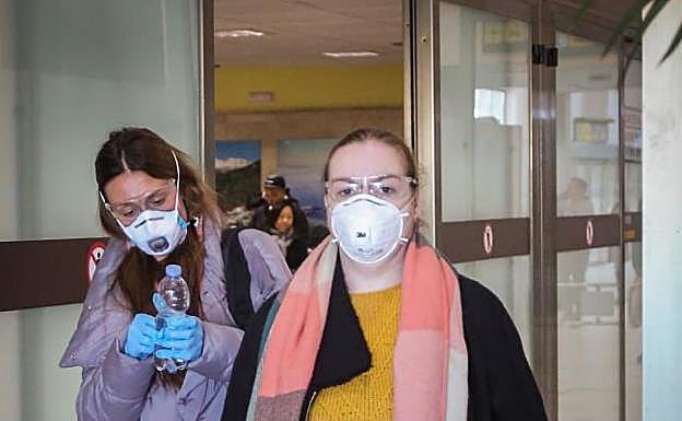 Imagen principal - Coronavirus | Normalidad en el aeropuerto de Granada en la recepción de viajeros desde Milán