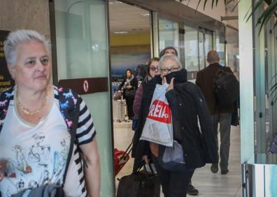 Imagen secundaria 1 - Coronavirus | Normalidad en el aeropuerto de Granada en la recepción de viajeros desde Milán