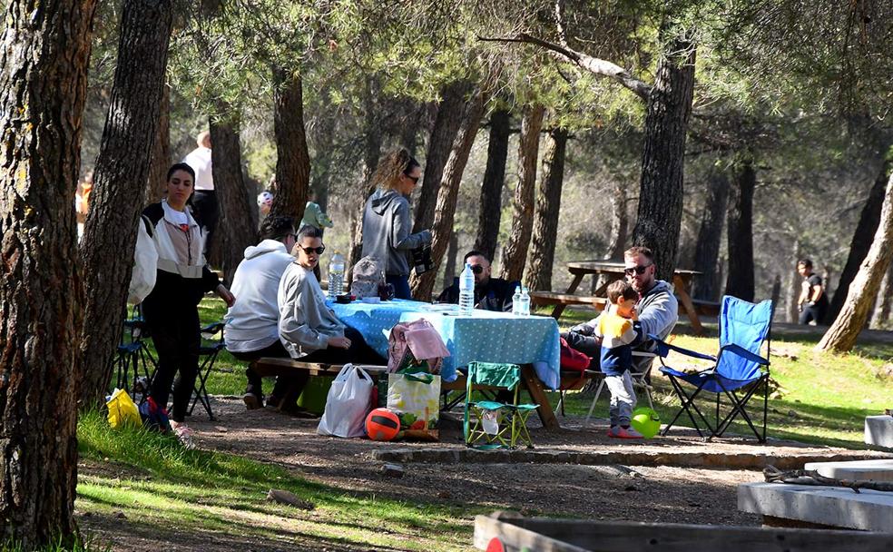 Una familia pasa el domingo en el área recreataiva de La Zubia 