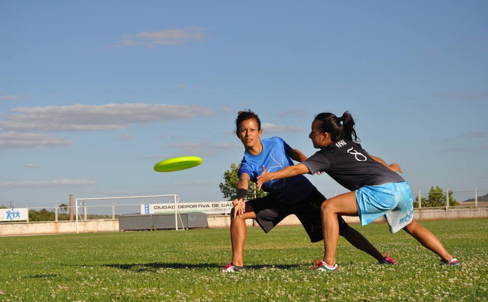 María José Bohorquez entrena al 'ultimate frisbee', un fútbol americano con disco en vez de con pelota. 